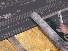 2. Dérouler et agrafer la membrane