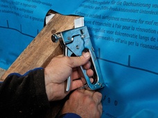 8. Fixez la membrane à la cornière