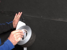 2. Collage de l’écran pare-pluie pour façade à l’extérieur