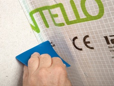 8b. Coller la membrane / maroufler le raccord pour qu’il adhère bien au support