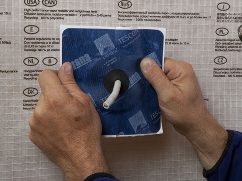 1. Passer le câble et aligner la manchette